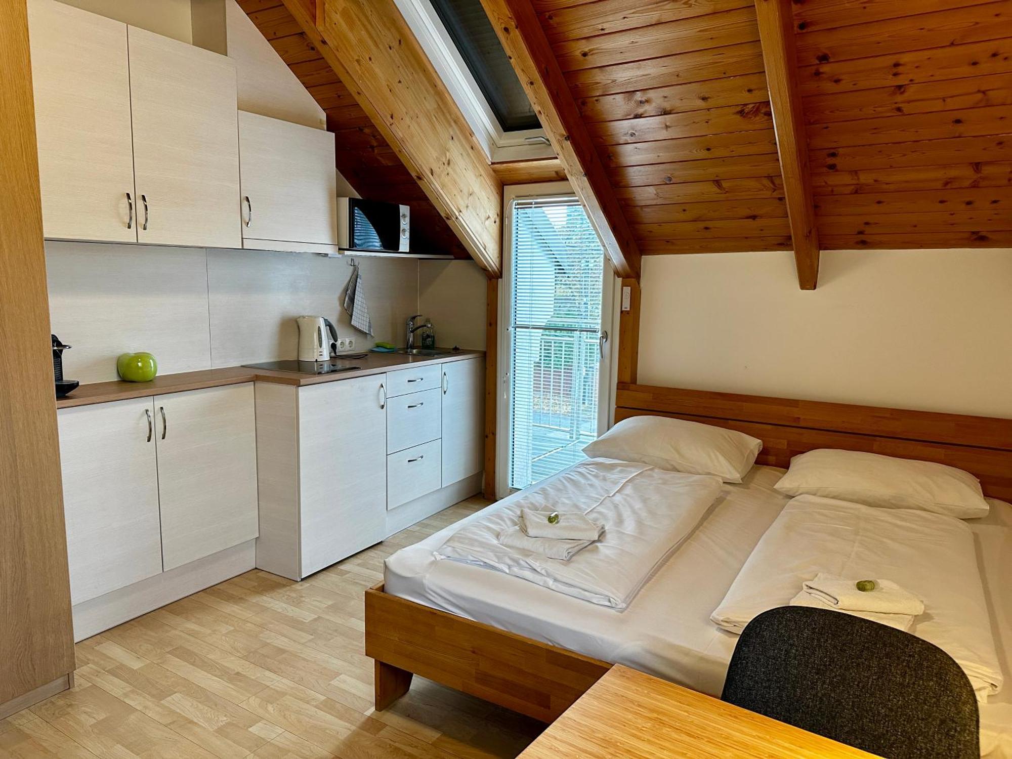 Ajo Apartments - Alte Donau Lake View Balcony Studio - Self-Check-In Vienna
